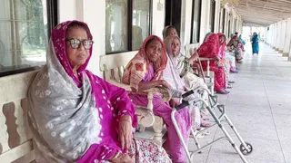 ভেঙে ছোট হচ্ছে একান্নবর্তী পরিবার, অবহেলিত বয়স্করা